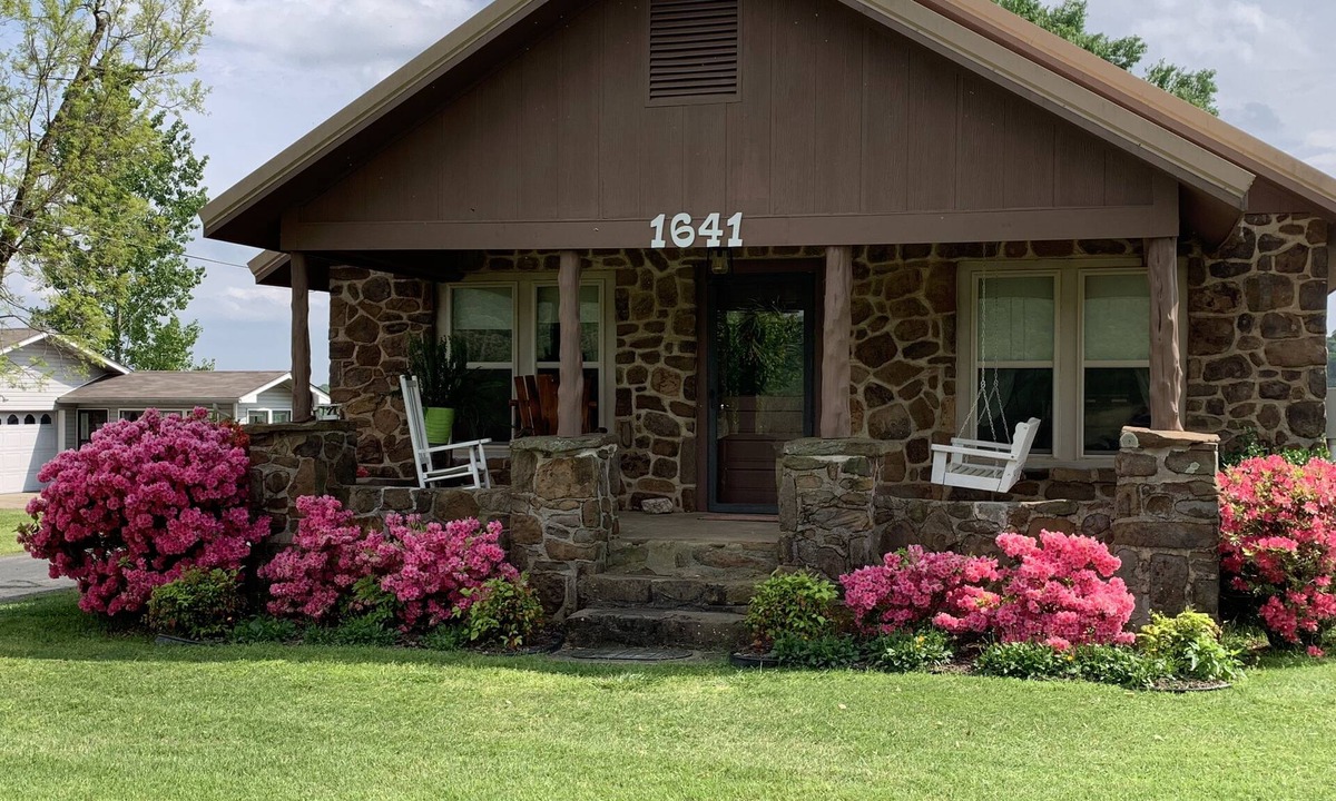 Dover House | Historic Early Settler Farm House that Has Been Modernized For Your Comfort.