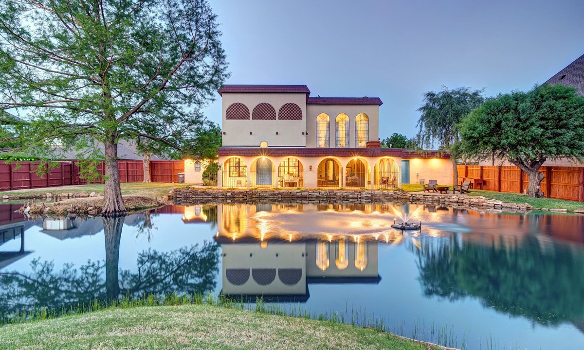 Central Oklahoma City Villa | Historic Villa🚶1 min from Lake Hefner🏊 Hot Tub 🎱Pool Table🐶Friendly🎣Fishing