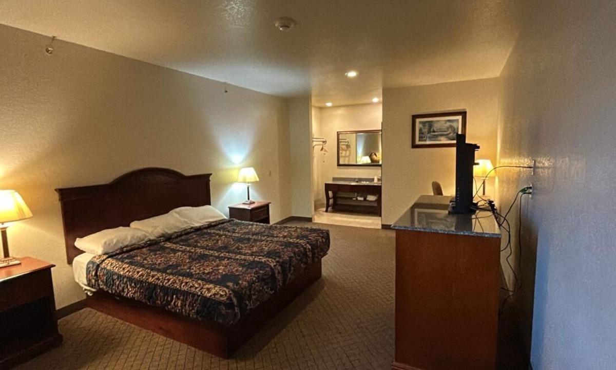 Kiowa Hotel | HiWay Inn Express Kiowa Hwy 69