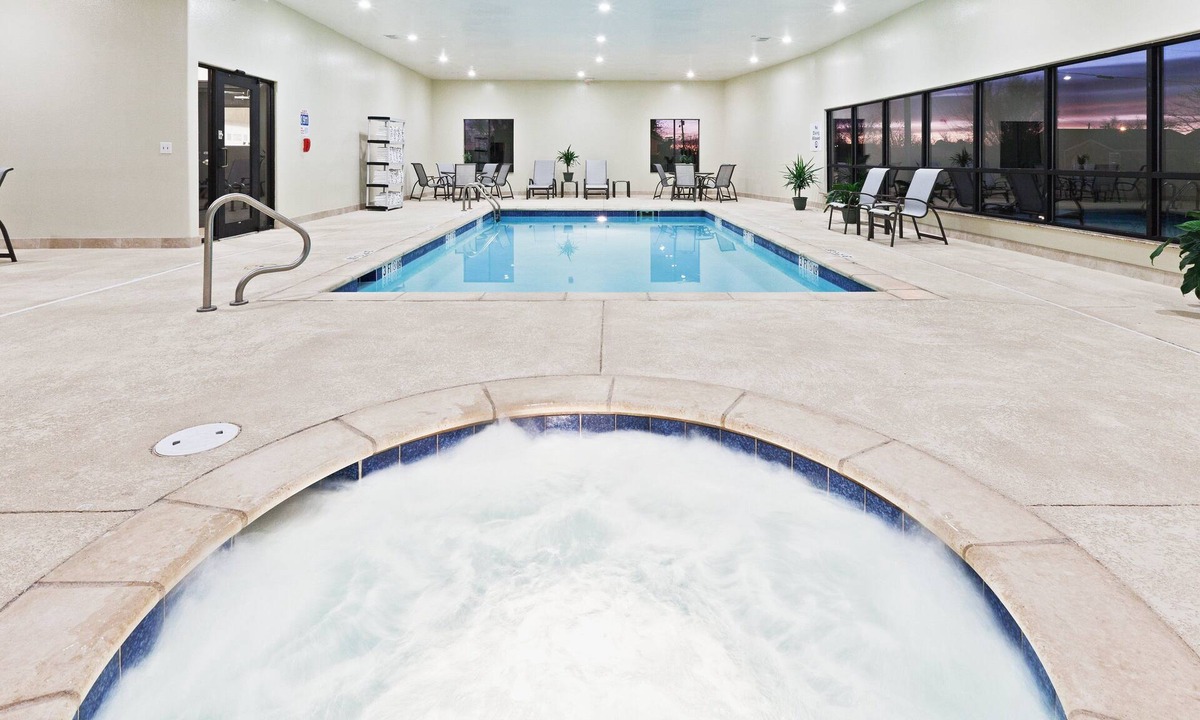 Tokio Hotel | Holiday Inn Express Hotel & Suites Brownfield by IHG