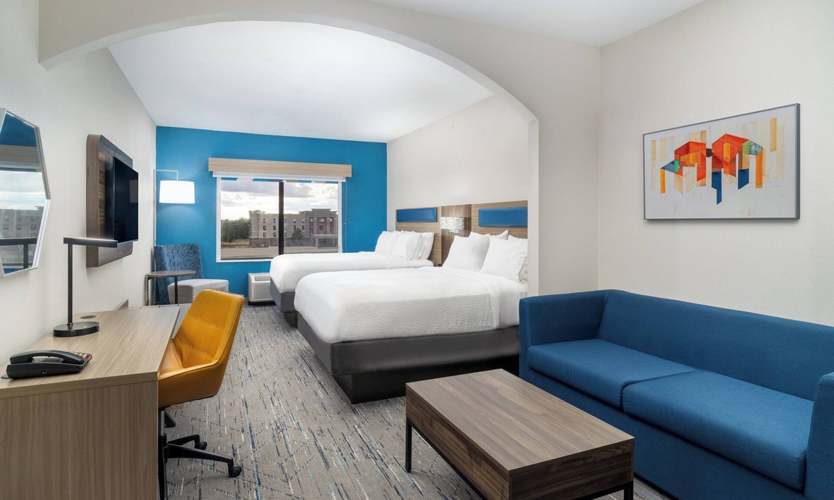 Pratt Hotel | Holiday Inn Express Hotel & Suites Pratt by IHG