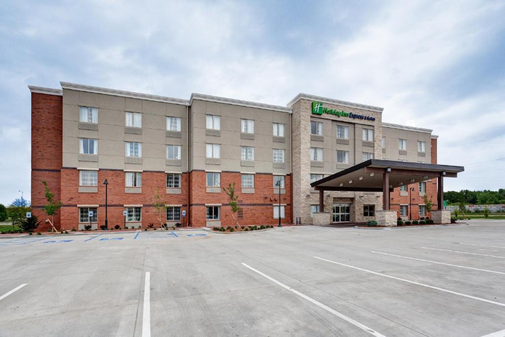 Manhattan Hotel | Holiday Inn Express & Suites Manhattan by IHG