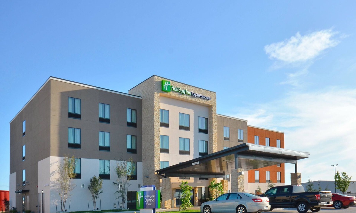 South Oklahoma City Hotel | Holiday Inn Express & Suites Oklahoma City Mid - Arpt Area by IHG
