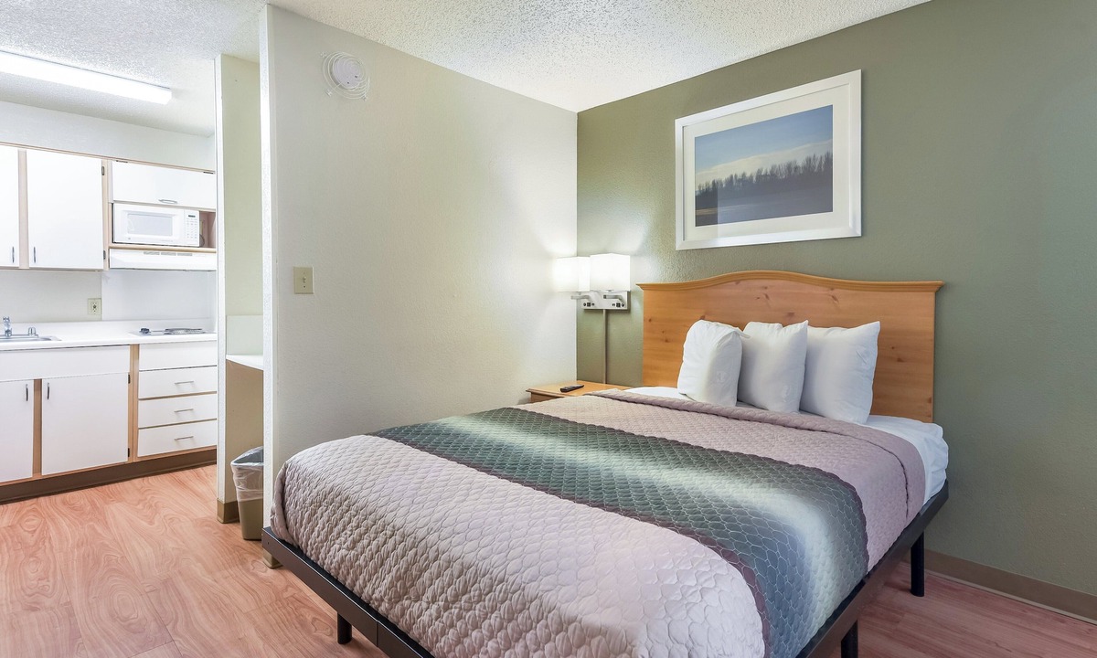 Far North Dallas Hotel | HomeTowne Studios By Red Roof Dallas - North Addison/Tollway