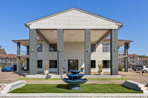 Arena District Hotel | HomeTowne Studios by Red Roof San Antonio E - Frost Bank Center