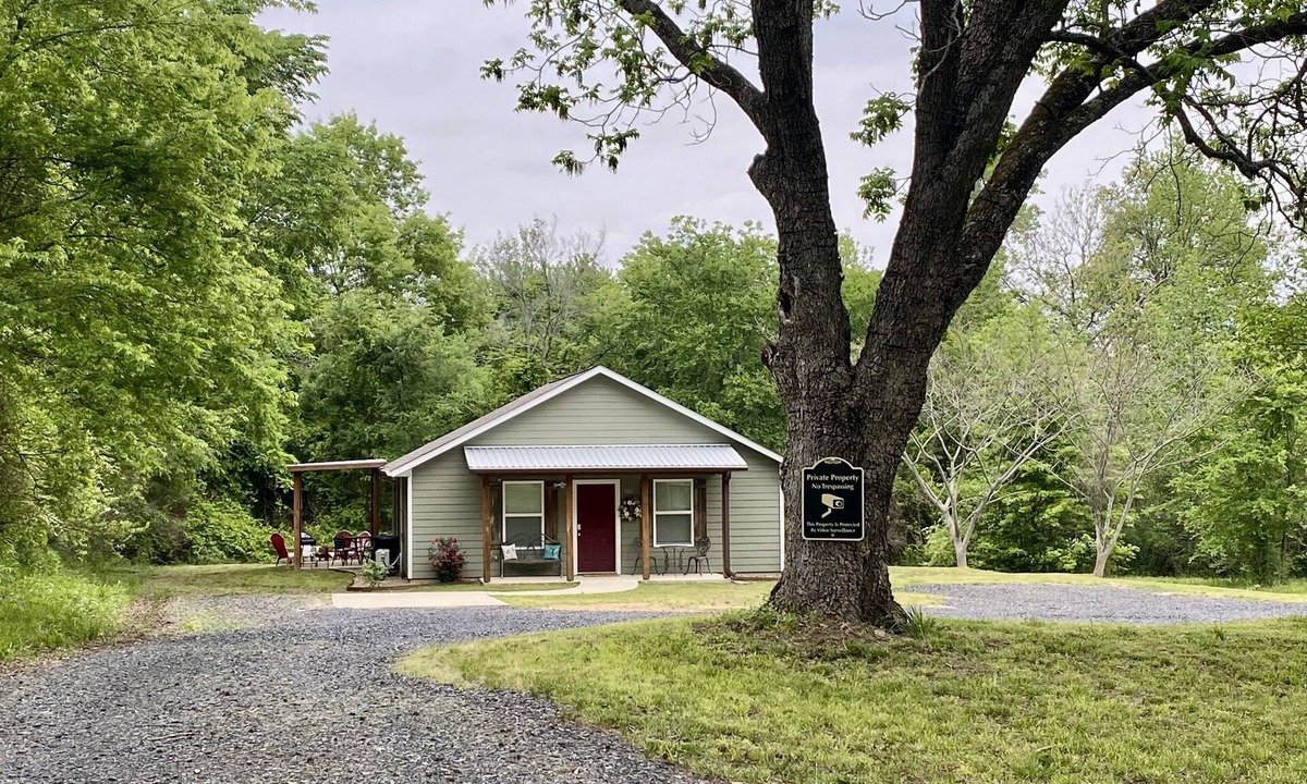 Mena Cottage | Honey Bee Cottage, ez trailer parking 🔥place, king, paved,🔥pit , Fast WIFI 3tvs