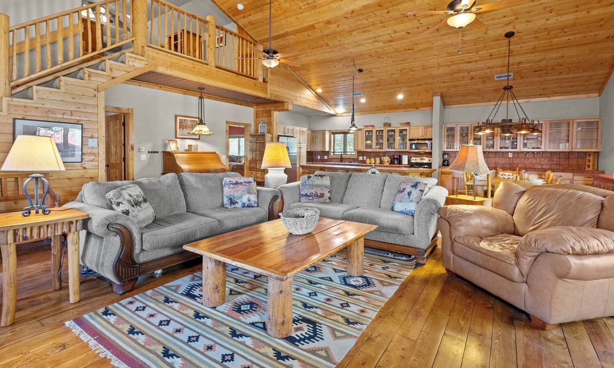 Red River Apartment | "Honey Haven on Main" Luxury Loft-Sleeps 8-In Town-Pet Friendly