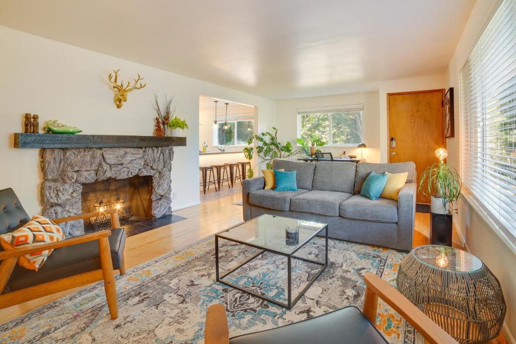 High Point House | Hot Tub, 5 Mi to Dtwn! Newly Updated Seattle Home