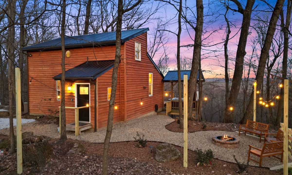 Amanda Cabin | Hot tub/fire pit/fireplace/grill/pool table/EV/pets/HOA lake/fishing