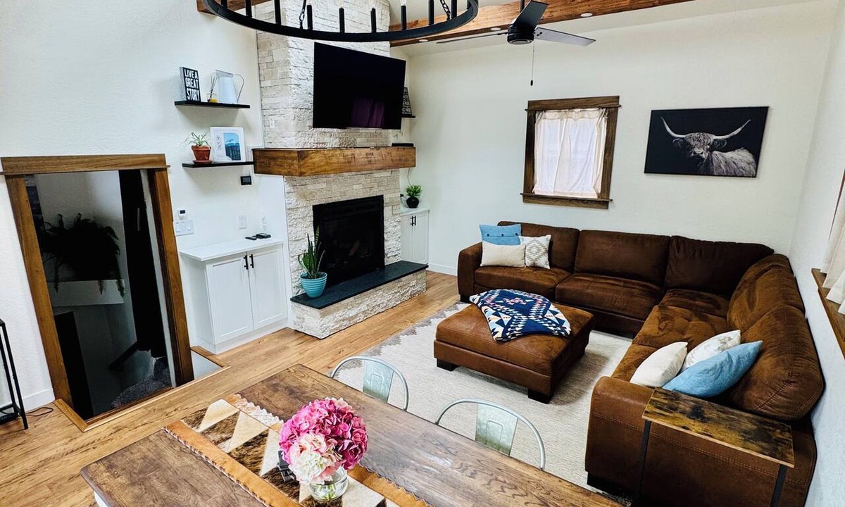 Barths House | Hot Tub, Fire Pit & Outdoor Game Room | Red Rocks
