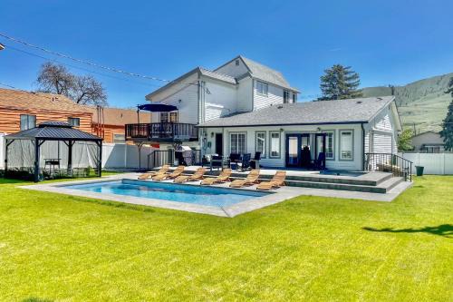 Chelan House | Hot Tub & Game Room! Chelan Getaway, Walk to Dtwn
