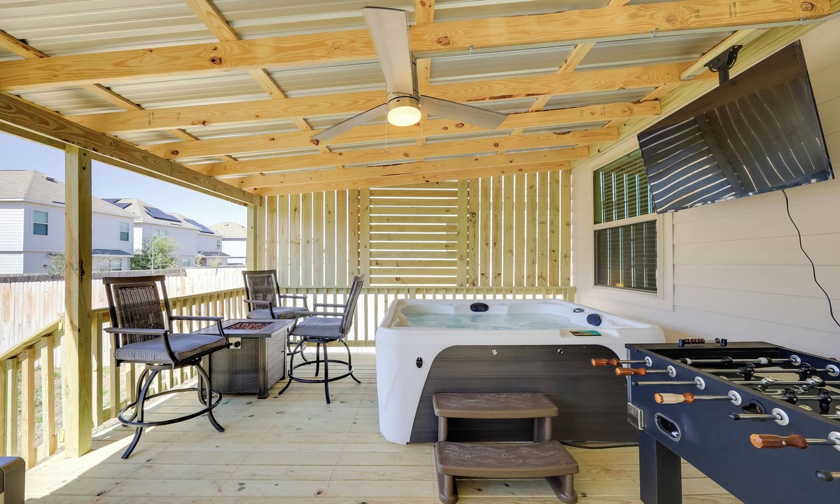 West San Antonio House | Hot Tub Haven w/Game Loft: 6 Mi to AFB!