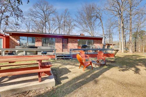 Hemphill House | Hot Tub, Lake Access! Angler’s Escape in Hemphill