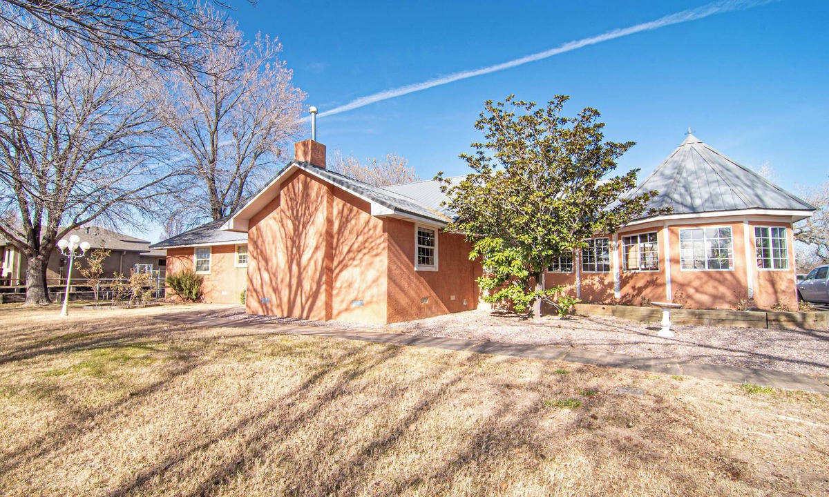 Bosque Farms House | Hot tub, Pool, Grill, Patio, Gym, Game Room, Washer/Dryer, Pet friendly house