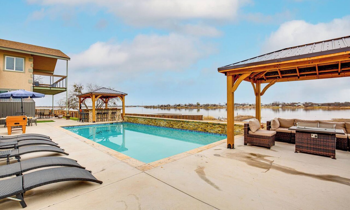 Lakeside City Cottage | Hot Tub & Sauna: Lakefront Wichita Falls Home!