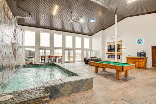 Lakeside City House | Hot Tub & Sauna: Lakefront Wichita Falls Home!