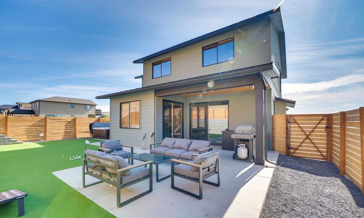 Sunland Estates House | Hot Tub & Water Views: Vantage Family Retreat