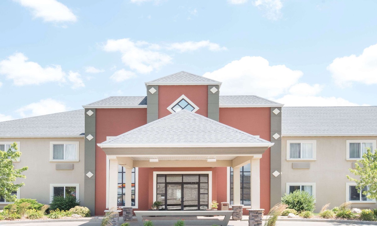 Oacoma Hotel | Howard Johnson Hotel & Suites by Wyndham Oacoma