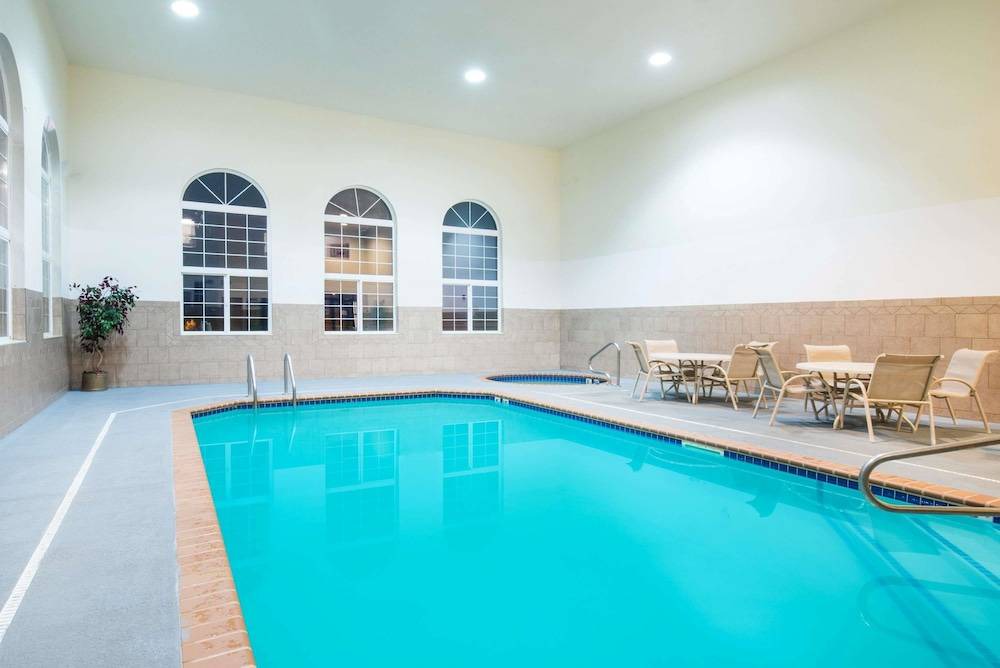 Oacoma Hotel | Howard Johnson Hotel & Suites by Wyndham Oacoma