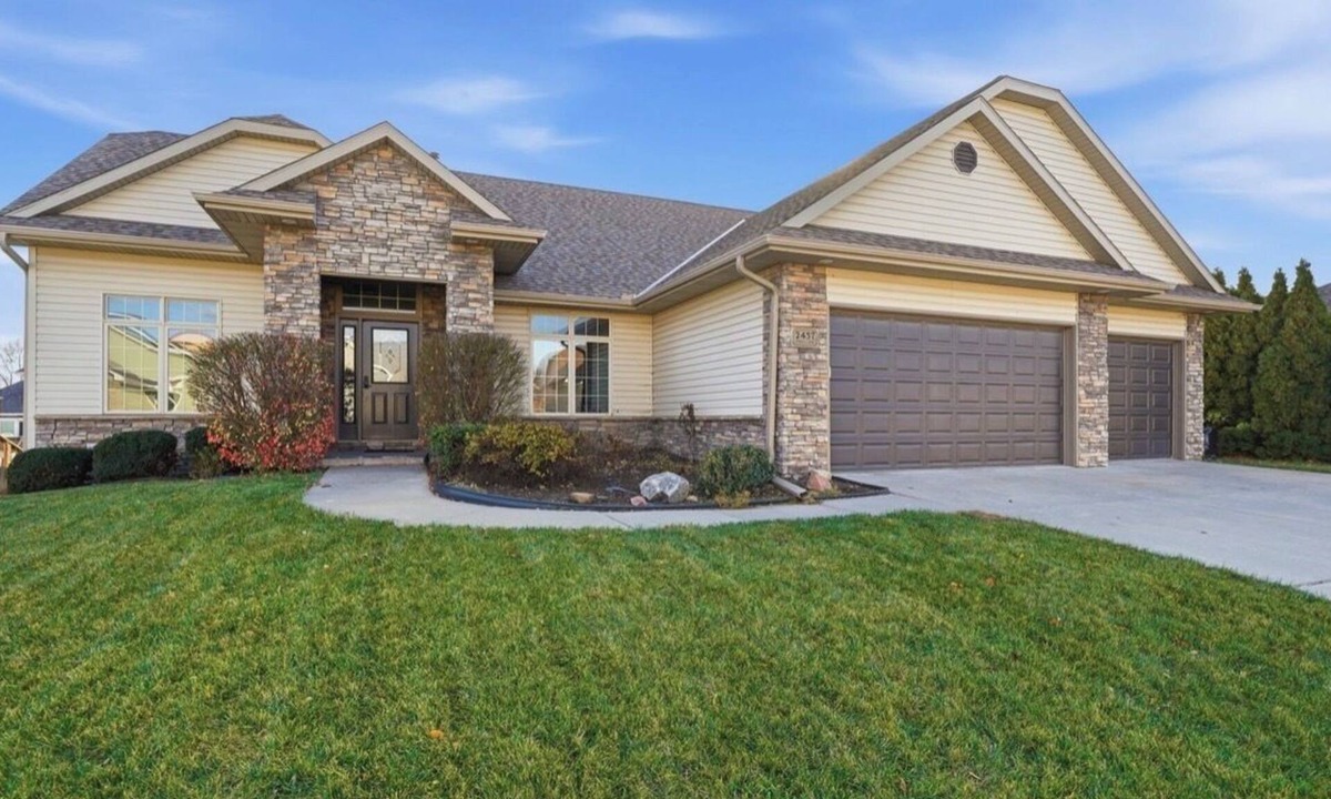 Lincoln House | Huge 5BR Modern Home w/Fenced Yard. Sleeps Large Groups & Families Welcome