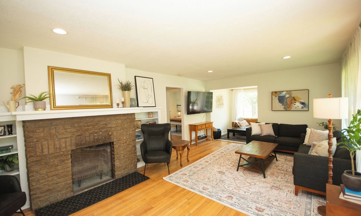 Beaverdale House | Huge home 1 Mile from Drake/Downtown Sleeps up to 15 guests