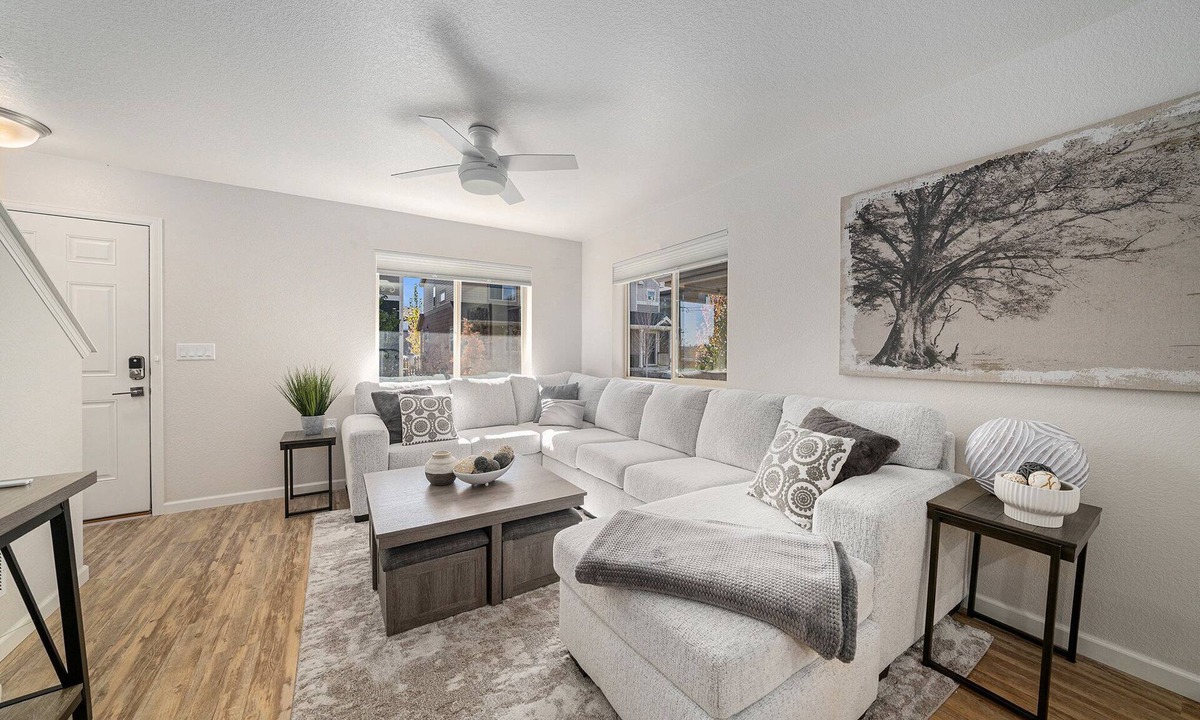 Longmont House | Hummingbird Haven-Prime location in South Longmont-sleeps 8,4beds,blocks to Rec
