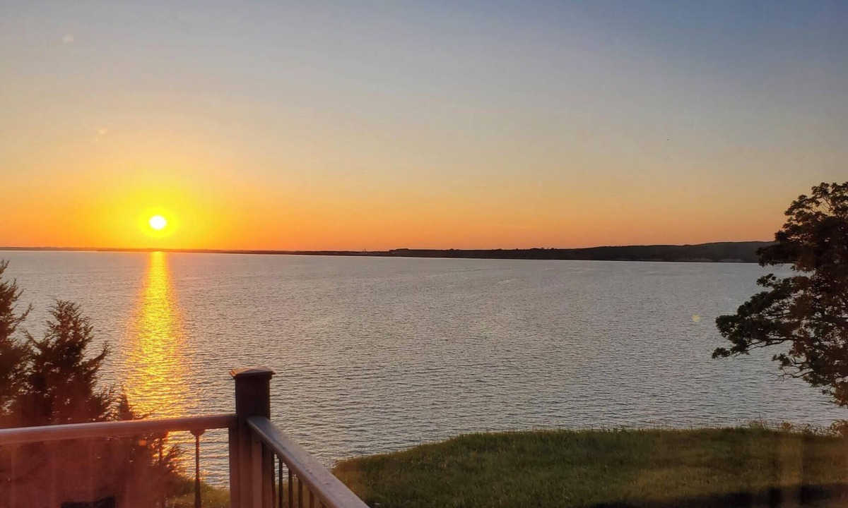 Crofton Cabin | Hunters & outdoor lovers charming 4-bedrm lake house with best view on the lake!