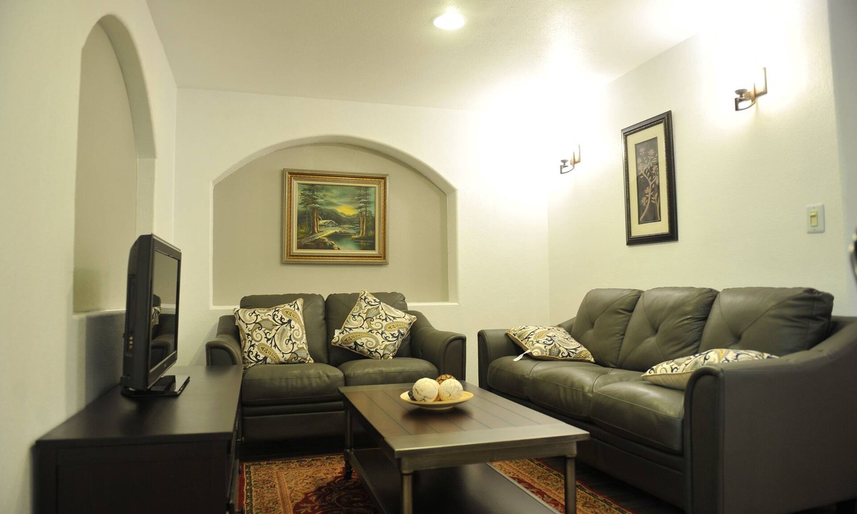 Green Valley Ranch House | independentbasement owner and family lives upstair ,comfortable and clean