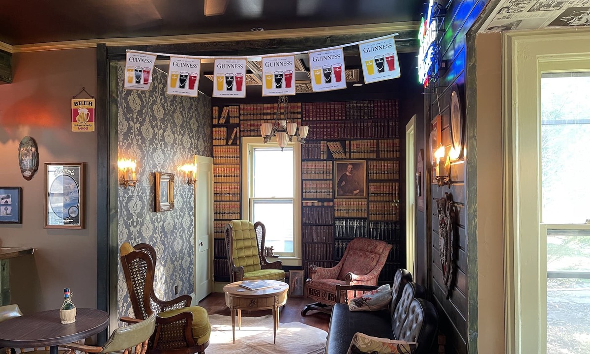 Wahoo House | Irish Pub & Inn
