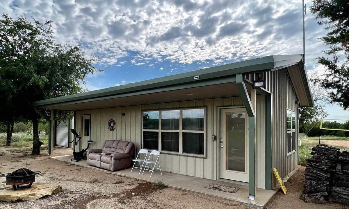 Jacksboro Cabin | Jacksboro Glamping Destination with Sports Facilities in Texas