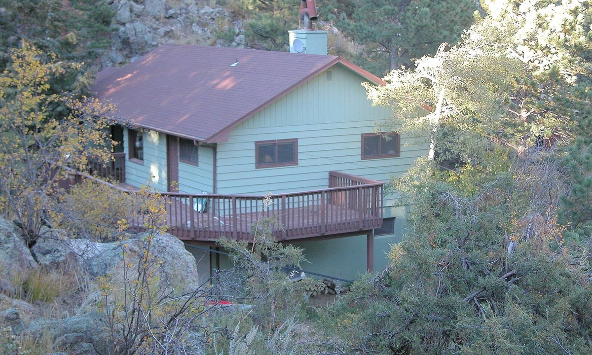 Drake Cabin | Jay's Dream - 2 bedroom cabin - near Big Thomspon River Pet Friendly