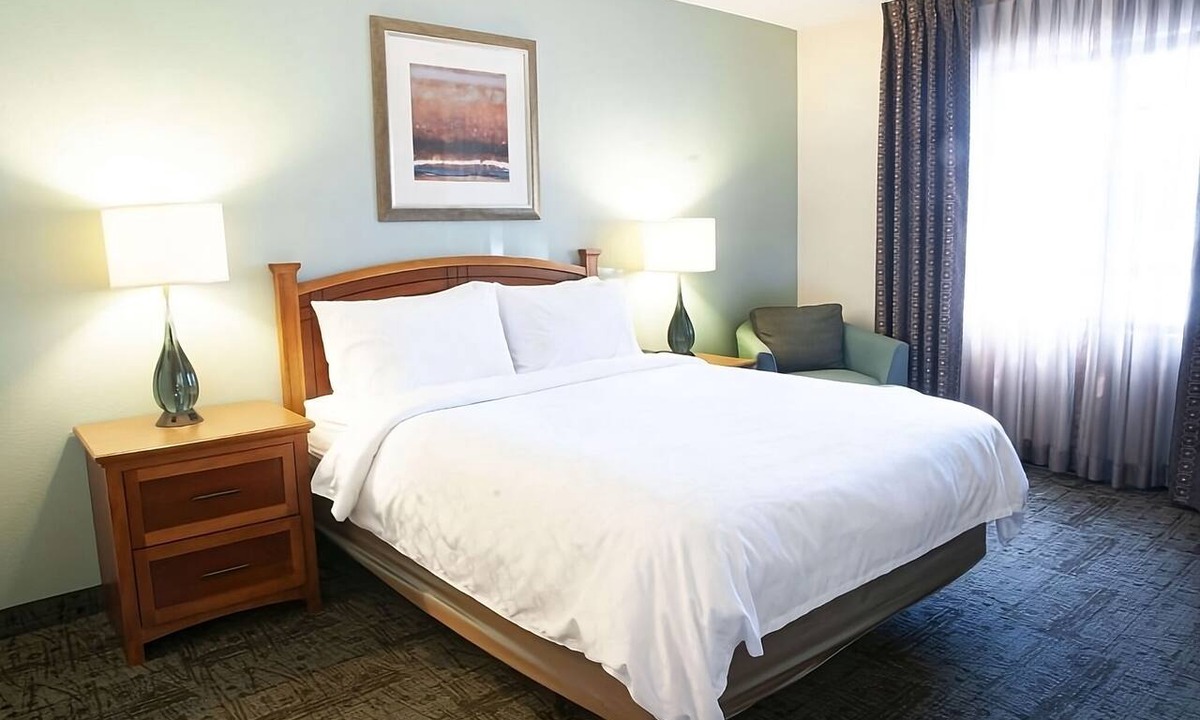 Vance Jackson Hotel | Just 8 miles from Six Flags Fiesta Texas | Comes w/FREE Breakfast & Pool Access