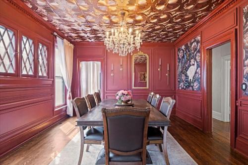 North Hyde Park House | KC Victorian Upper Unit 3BR With Clawfoot Tub 1124