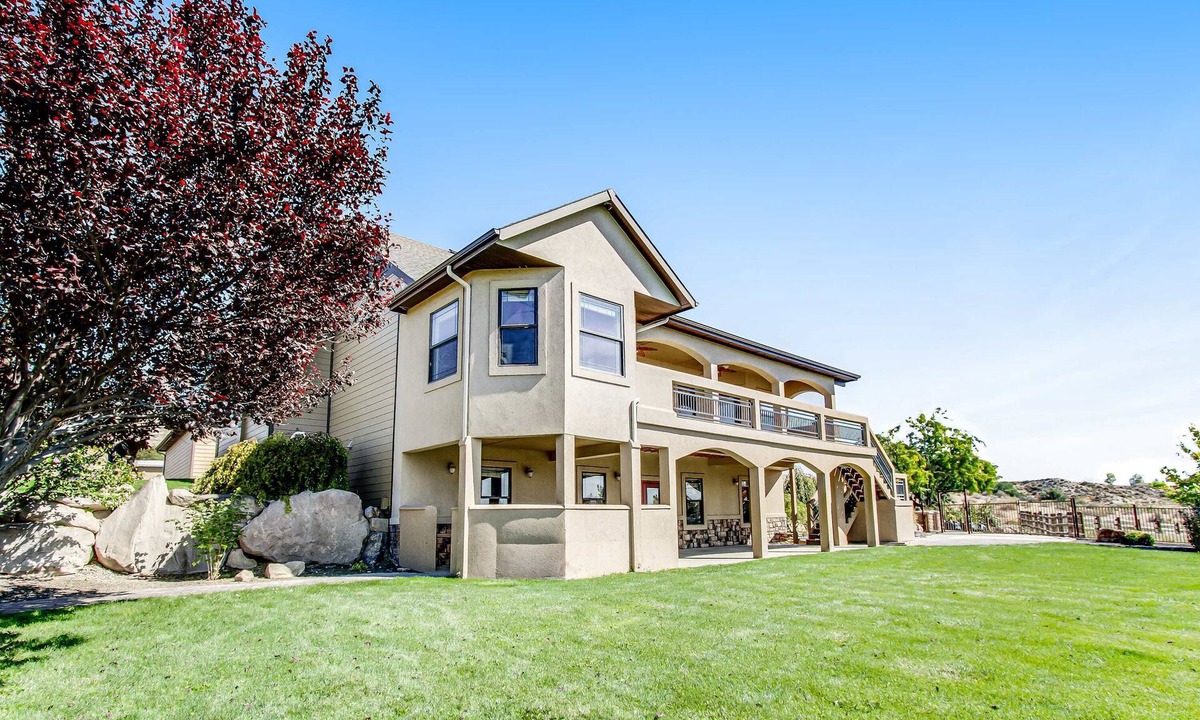 Canyon County House | Kerry Hill Manor, Vineyard Estate & Views