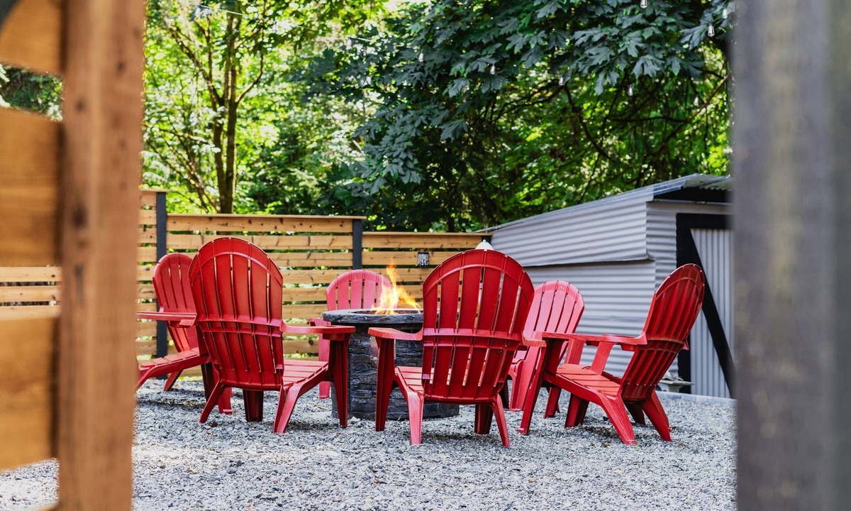 Victory Heights House | King Bed Firepit Creekside Pets OK Parking Near I-5 & UW & EV charger
