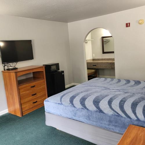 Livingston Apartment | King Bed Hotel Studio 106