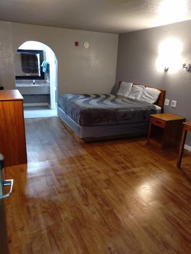 Livingston Apartment | King Bed Hotel Studio 109