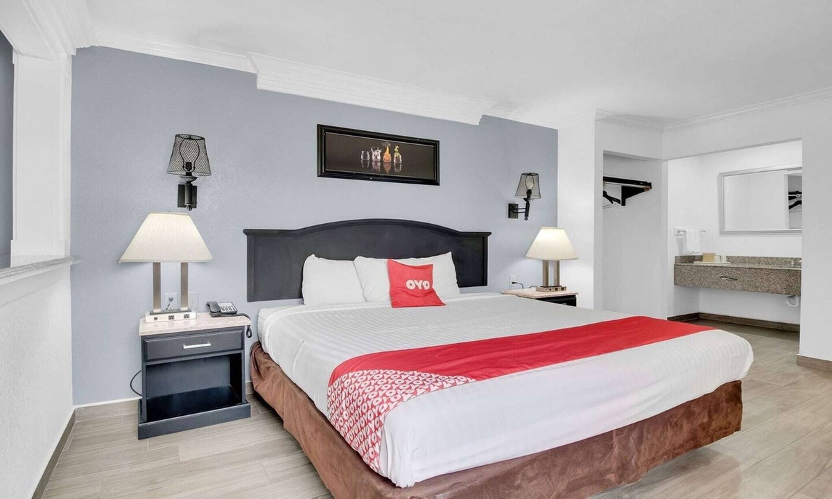 Three Rivers Hotel | King Bed | Smoking | AC