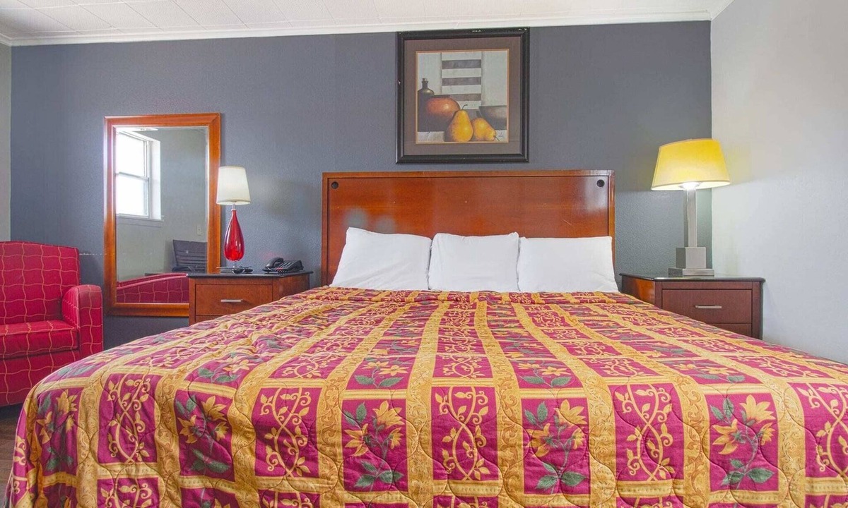 McAlester Apartment | King Bed|Smoking|McAlester OK