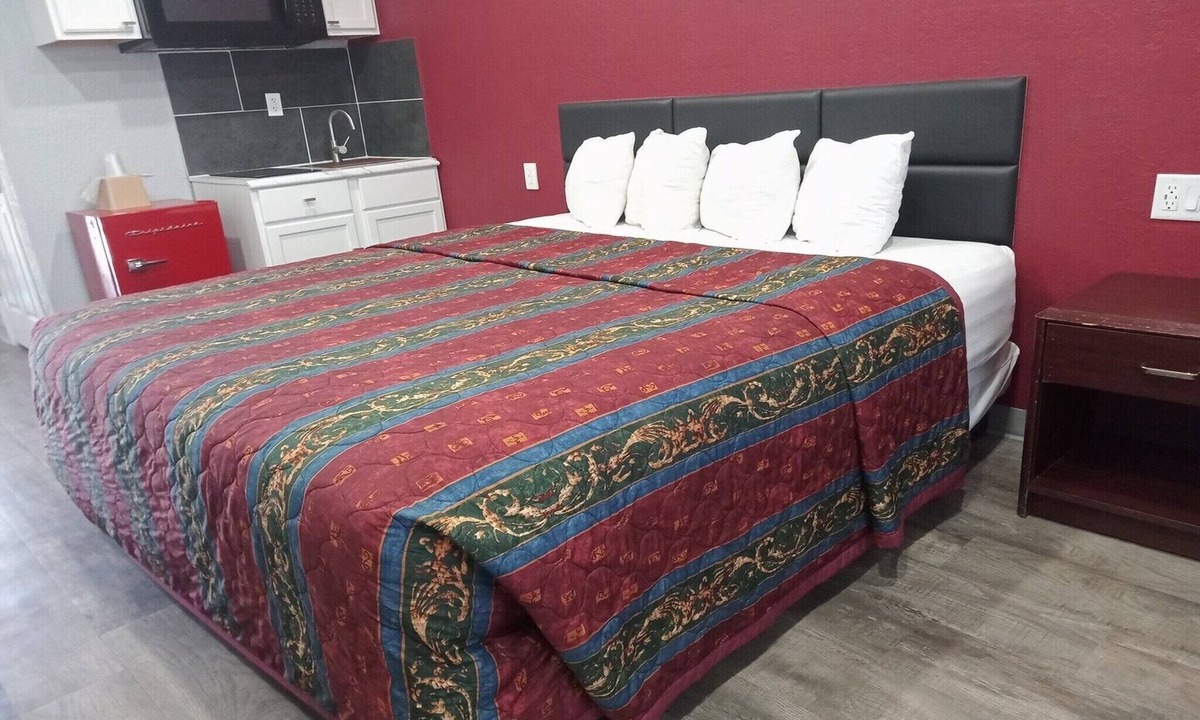 Marshall Apartment | King Bed with Kitchenette Non-Smoking