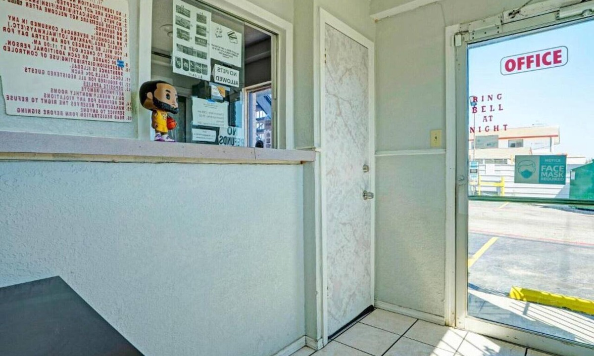 West San Antonio Apartment | King Bed with Kitchenette Non-Smoking