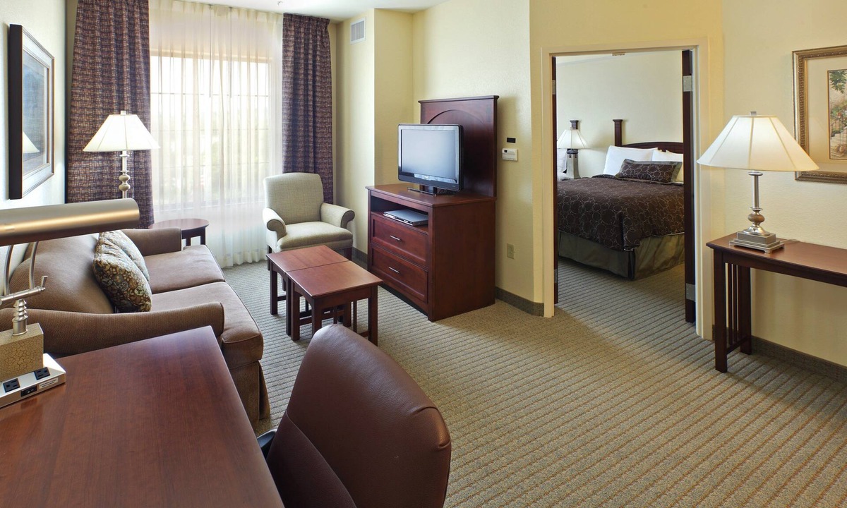 Lake Hamilton Condo | King Suite. Pool. Free Breakfast. Perfect for Visiting Hot Springs National Park!