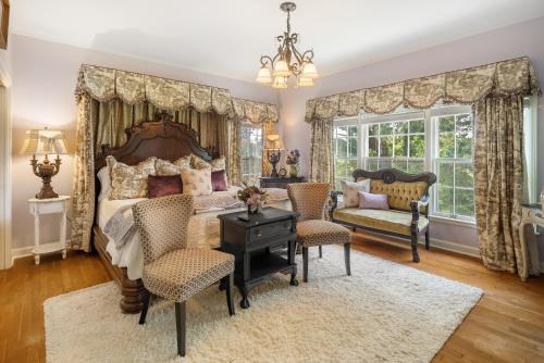 Fort Smith House | King suite-Sitting area-Backyard views-The Blooming Garden