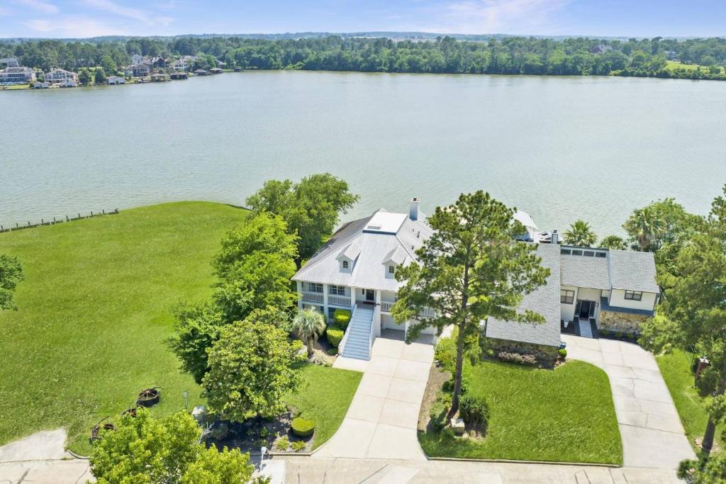 Montgomery House | La Costa Drive