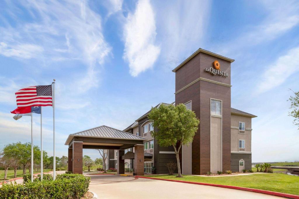 Texas Gulf Coast Region Hotel | La Quinta by Wyndham Angleton