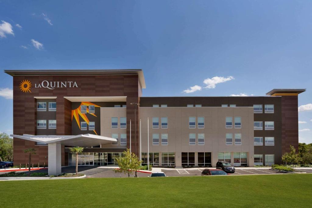 West San Antonio Hotel | La Quinta Inn & Suites by Wyndham San Antonio Seaworld LAFB