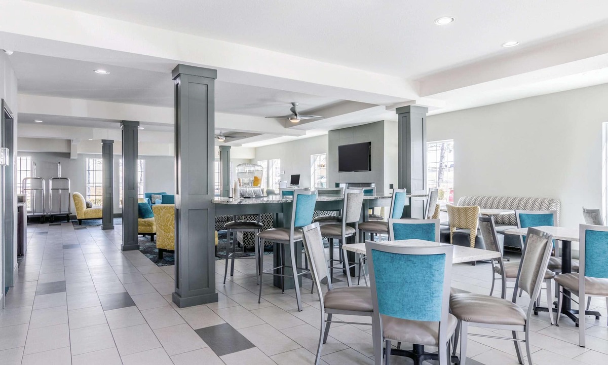 Waldron Hotel | La Quinta Inn & Suites by Wyndham Kansas City Airport