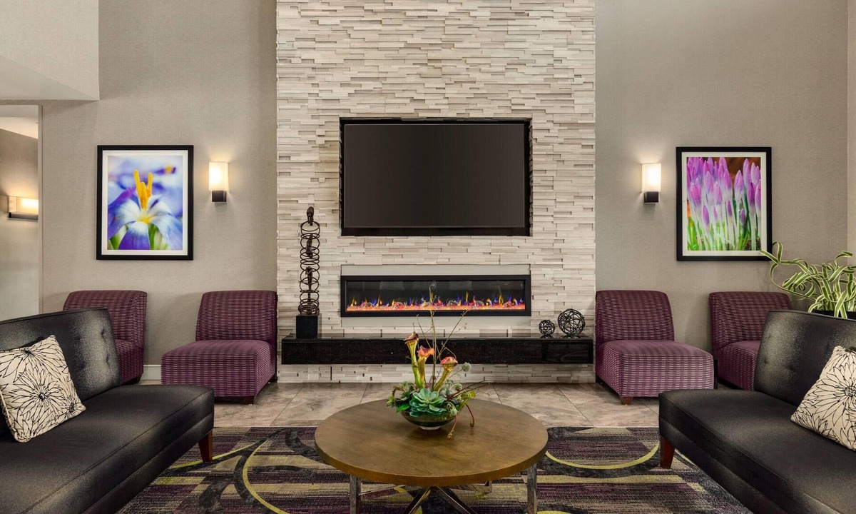 Arlington Hotel | La Quinta Inn & Suites by Wyndham Arlington North 6 Flags Dr