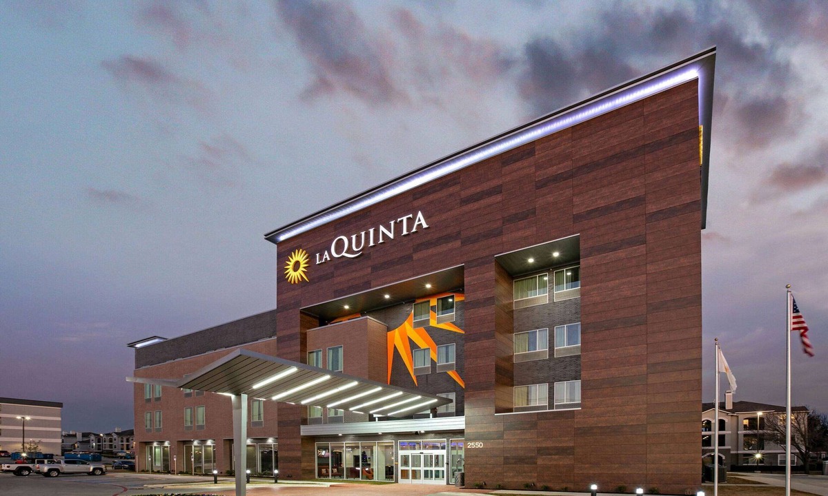 Euless Hotel | La Quinta Inn & Suites by Wyndham DFW Airport West-Glade