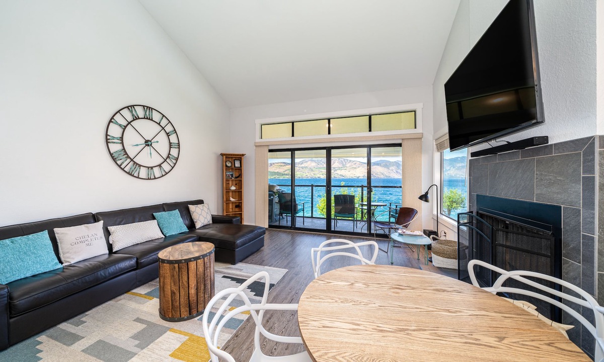 Chelan Condo | Lake Chelan Shores Blue Water Escape - Close to Beach and Amenities!